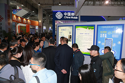 天坦移動(dòng)醫(yī)、護(hù)亮相信博會(huì)，展臺(tái)前人頭攢動(dòng)