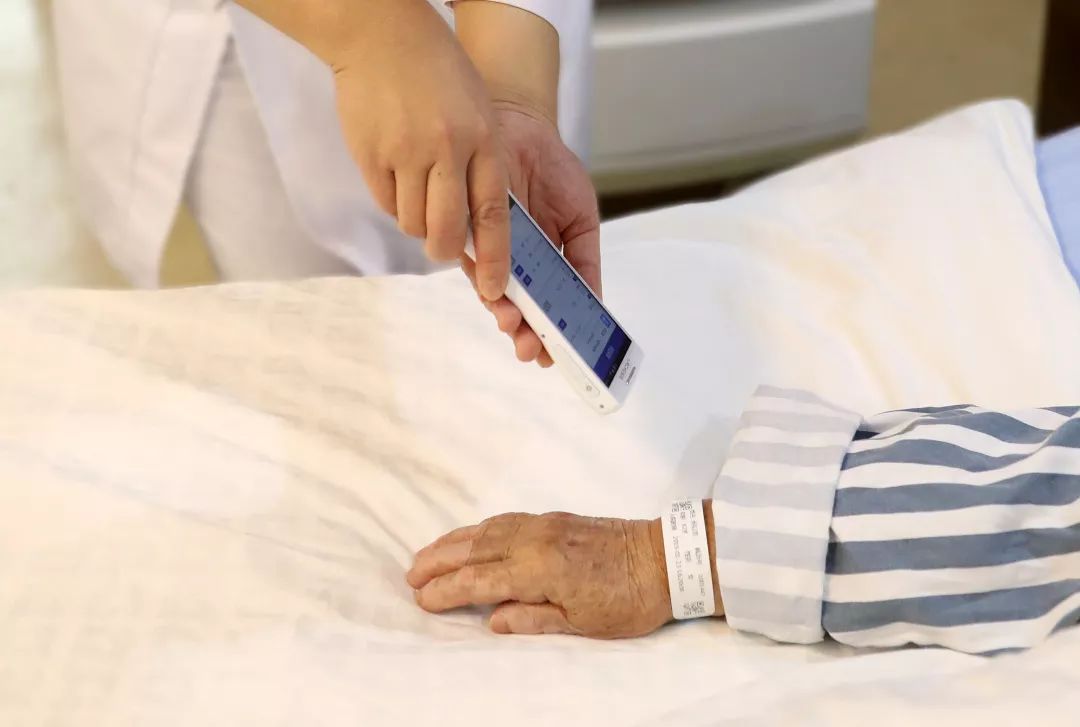 首發(fā)丨走進(jìn)智慧病房，用科技托起生命的重量